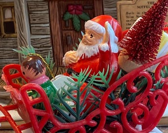 Papá Noel de plástico de los años 50 - Papá Noel de plástico rojo con trineo y cuatro renos - Papá Noel de plástico - Papá Noel navideño - Papá Noel vintage - Adorno de Papá Noel