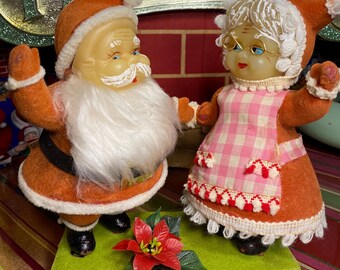 Figuras vintage de Papá Noel en su estado actual: tomados de la mano y saludando. Decoración navideña de los años 50.