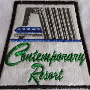 Könnte beinhalten: Ein weißer gestickter Aufnäher mit schwarzem Rand. Der Aufnäher zeigt eine graue und blaue Monorail, eine blaue Linie und den Text "Contemporary Resort" in grüner Kursivschrift.