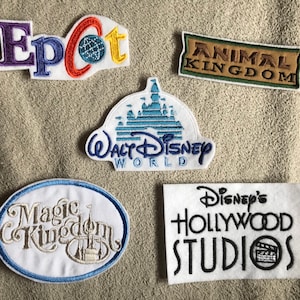 Pode incluir: Cinco patches bordados com diferentes logotipos de parques temáticos da Disney. Os logotipos são para Epcot, Animal Kingdom, Walt Disney World, Magic Kingdom e Disney's Hollywood Studios.