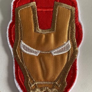 Puede incluir: La cara de Iron Man bordada en un parche rojo y dorado con borde blanco. El parche es perfecto para agregar un toque de superhéroe a la ropa, bolsos u otros accesorios.
