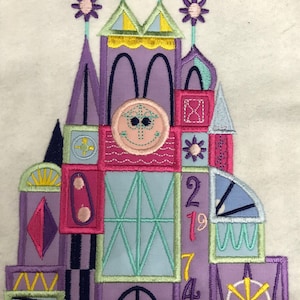 Könnte beinhalten: Gestickter Aufnäher eines bunten Schlosses mit einem lächelnden Gesicht, den Zahlen 2, 1, 9, 7, 4, 63 und einem Riesenrad. Der Aufnäher misst etwa 8,25 Zoll mal 6 Zoll.