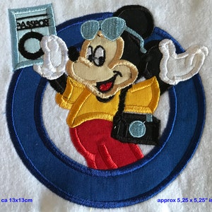 Peut inclure: Patch brodé représentant Mickey Mouse portant des lunettes de soleil et tenant un passeport. Il se tient dans un cercle bleu avec le texte "PASSPORT" sur le passeport. Le patch mesure environ 13,3 cm sur 13,3 cm.