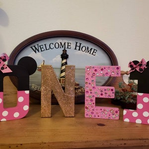LISTO PARA ENVIAR Letras decorativas grandes de papel maché de 8" que deletrean UNO: Minnie Mouse. Los colores se pueden personalizar con pedidos personalizados.
