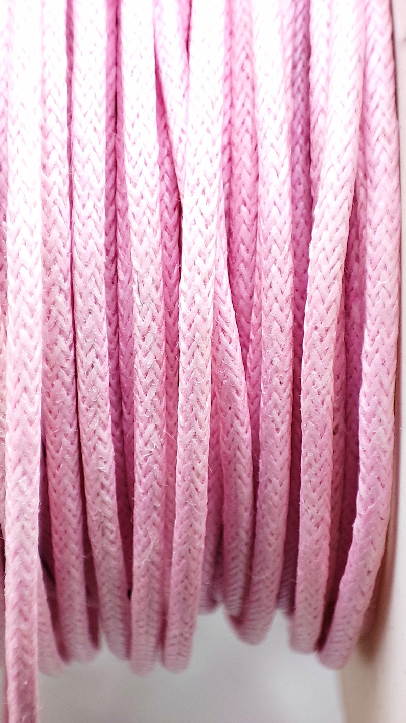 Cotton cord per 5 meters or spool of 100 meters. Available in 1, 1.8, 2 or 2.5 mm and choice between different colors Rose clair