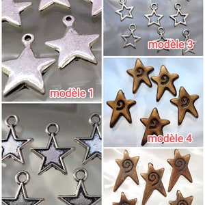 Op de afbeelding: Vijf verschillende stijlen van zilveren en bronzen stervormige bedels met een lus om op te hangen. De bedels zijn gerangschikt in vijf groepen, elk met een Frans woord voor "model" en een nummer van 1 tot 5.