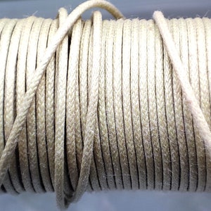 Cordon en coton par 5 mètres ou bobine de 100 mètres. Existe en 1, 1.8, 2 ou 2.5 mm et choix entre différentes couleurs Vert clair