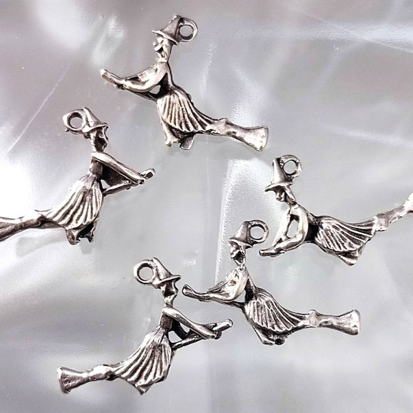 Lot de 5 pendentifs "sorcière" argentés