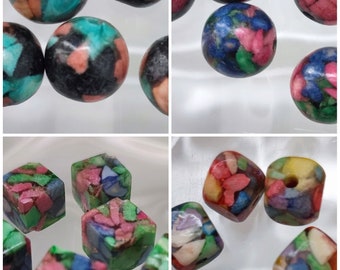 Lot de 5 perles rondes ou cubes multicolores en résine