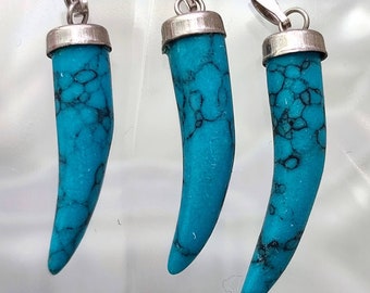 Lot de 3 pendentifs forme de dent en fausse turquoise