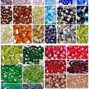Puede incluir: Surtido de cuentas de vidrio en varios colores y formas, incluyendo transparente, verde, rojo, azul y marrón. Las cuentas están dispuestas en un patrón de cuadrícula.