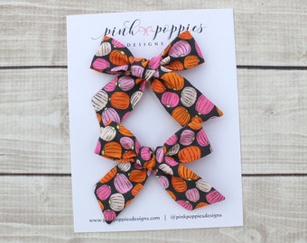 Lazos de cola de cerdo de calabaza, arcos de cerdito de Halloween, arco rosa de Halloween, arcos de pelo para niños pequeños, arcos de pelo de otoño, arcos de coleta de otoño, arcos de bebé de calabaza