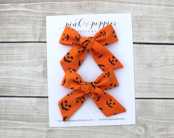 Jack-O-Lantern varkensstaartstrikken - set van 2 met omkeerbare krokodillenhaarspeldjes - handgebonden, 100% katoen