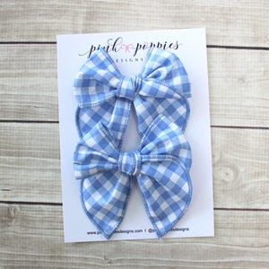 ブルーギンガムチェック柄ピグテールリボン、チェック柄ピグテールリボン、幼児用ピグテールリボン、ブルーチェック柄ヘアクリップ、ブルーコットンリボン、ペリウィンクルギンガムチェック柄リボン