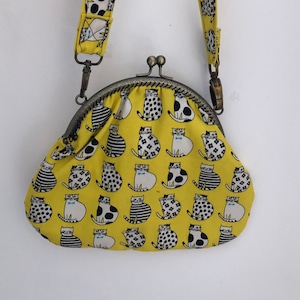 Handmade Japanese Cat Fabric Clasp Bag: Retro Kiss-Lock Handbag