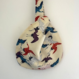 Handgenähte Knotentasche: Japanischer Kranich, Upcycled Kimono