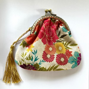 Handmade vintage fabric purse/ Japanese fabric coin purse / Kiss clasp coin purse