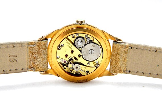 33mm watch on man sale