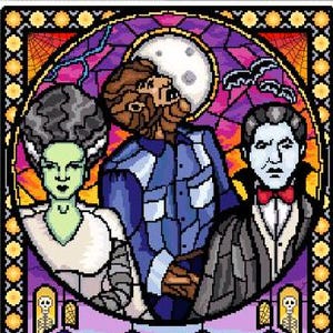 Pode incluir: Vitral com design de monstros clássicos. A imagem central mostra o monstro de Frankenstein, Drácula e a criatura da lagoa negra. A parte inferior da janela apresenta uma lápide, uma abóbora e um gato preto.