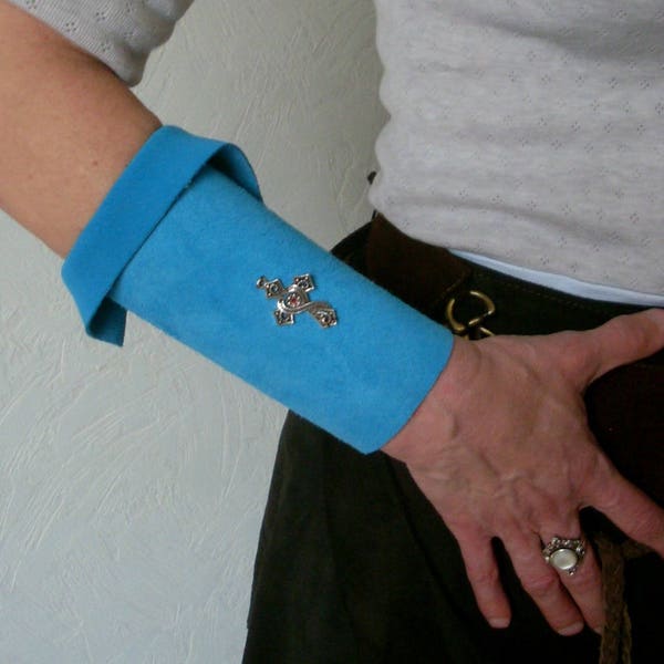 Bracelet de Force en daim turquoise avec croix