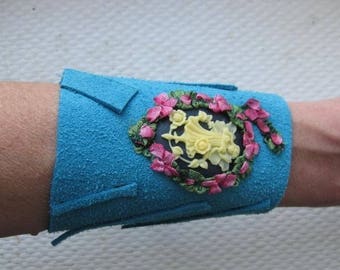 Bracelet cuir Médaillon de fée et fleurs sur Daim turquoise "Sylfée"
