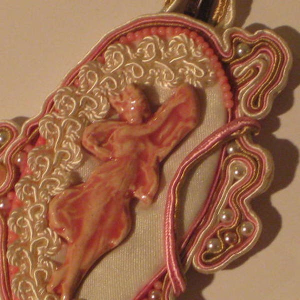Collier en soutache : "NAIADE" Magnifique  collier Shabby Romantique en Céramique et Soutache Rose pâle Perles nacrées Corail et galon
