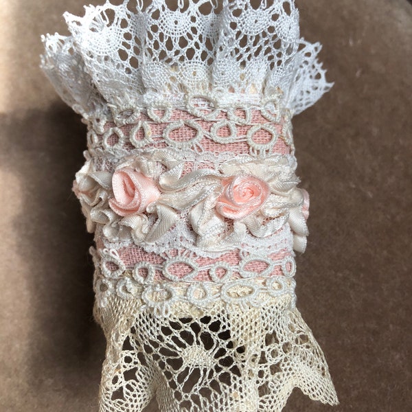 Bracelet manchette en dentelle d’époque rose pâle et blanc « Hymne à la douceur » cuff broderie roses perle satin