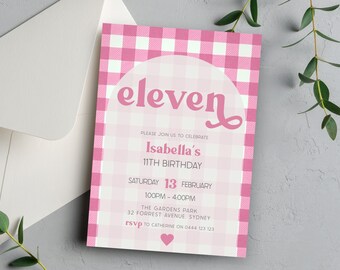 Pode incluir: Convite de aniversário com padrão xadrez rosa e branco com o texto "eleven" em um arco rosa. O convite é para o 11º aniversário de Isabella, no dia 13 de fevereiro, das 13h às 16h, no The Gardens Park, 32 Forrest Avenue, Sydney. RSVP para Catherine no 0444 123 123.