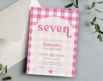 Pode incluir: Convite de aniversário com padrão xadrez rosa e branco com um círculo rosa e a palavra "seven" em uma fonte retrô. O convite é para o 7º aniversário de Gabrielle, em 13 de fevereiro, das 10h às 16h no The Gardens Park em Sydney. RSVP para Catherine no 0444 123 123.
