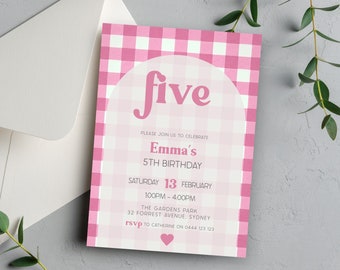 Pode incluir: Convite com padrão xadrez rosa e branco com um arco rosa e a palavra "five" em uma fonte retrô rosa. O convite é para a festa de aniversário de 5 anos da Emma no dia 13 de fevereiro, das 13h às 16h, no The Gardens Park em Sydney. RSVP para Catherine no 0444 123 123.