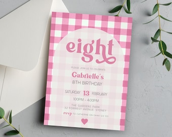 Pode incluir: Convite de festa com padrão xadrez rosa e branco com o texto "eight" em fonte rosa de escrita cursiva. O convite é para o 8º aniversário de Gabrielle. A festa será no sábado, 13 de fevereiro, das 13h às 16h no The Gardens Park, 32 Forrest Avenue, Sydney. RSVP para Catherine no 0444 123 123.