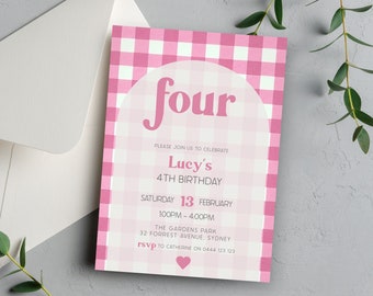 Pode incluir: Convite de aniversário com padrão xadrez rosa e branco com um círculo rosa no centro que diz "quatro" em uma fonte retro rosa. O convite é para o 4º aniversário de Lucy, no sábado, 13 de fevereiro, das 13h às 16h no The Gardens Park, 32 Forrest Avenue, Sydney. RSVP para Catherine no 0444 123 123.