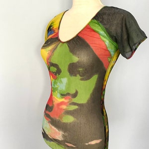 Blusa de malha com estampa de rosto Gaultier Jean Paul Gaultier P/V 2000 RTW Love Boat SS00 retrato de tripla exposição coleção Love Boat tropical