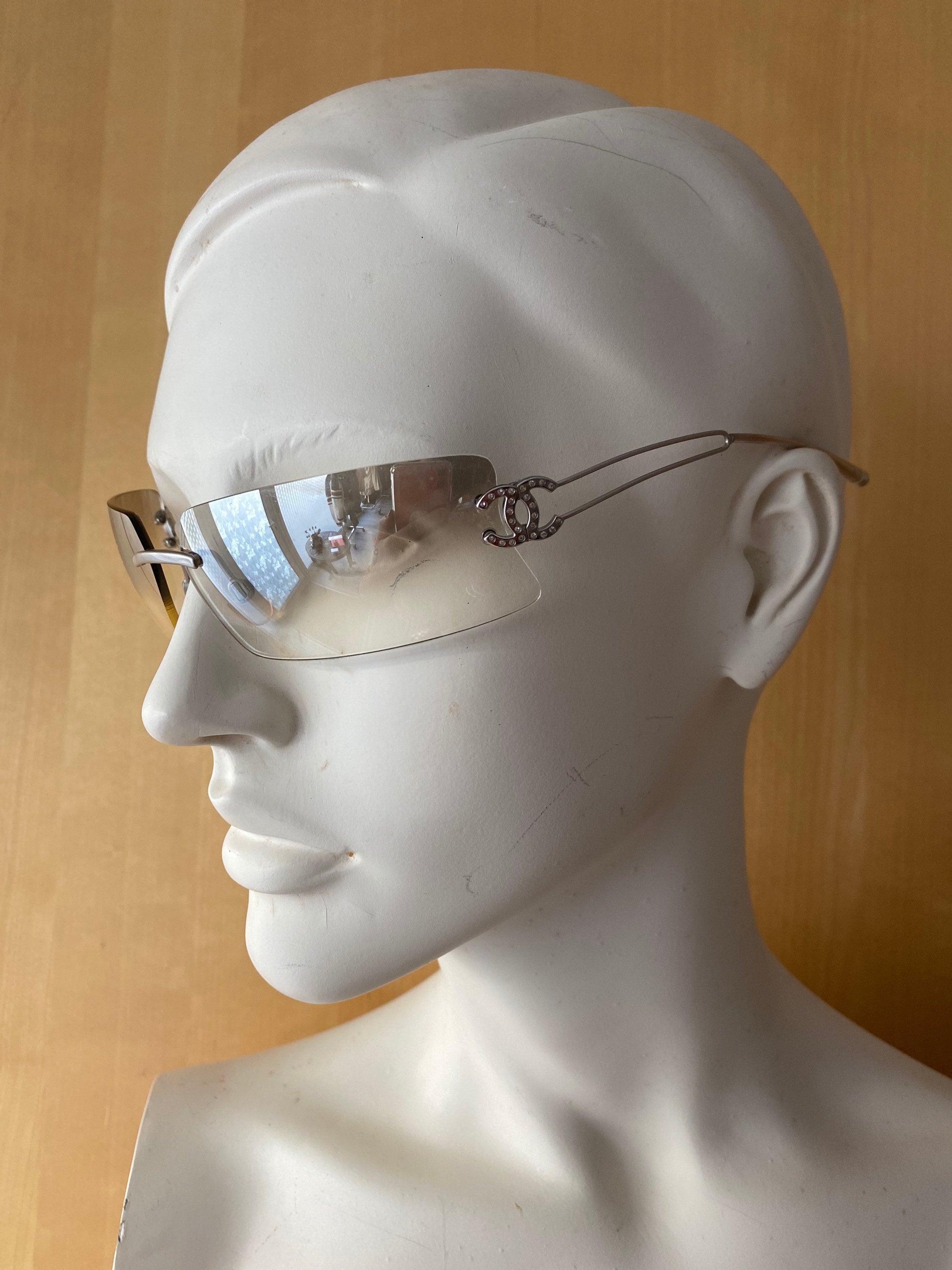 ╺*様 CHANEL スワロフスキーサングラス Chanel Sunglasses White Limited Edition Swarovski Crystal