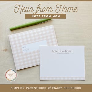 Peut inclure: Une enveloppe en vichy rose et blanche avec une carte de vœux vierge qui dit "hello from home" et "a quick note from mom". L'enveloppe a un espace vide pour "to" et "from".