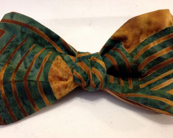 Bow tie free style brown and green batik