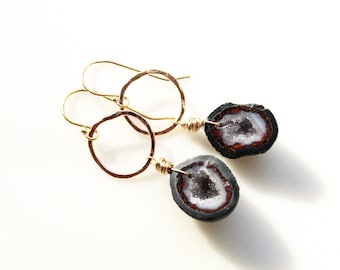 Raw stone earrings in gold filled. Geode druzy stones, dangle earrings. Women's jewellery, trends, gifts for her. Unique OOAK women's gifts