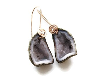 Free form Geode earrings in gold filled. Raw stones, unique shape jewelry - trendy style for 2023. OOAK gifts for women, Birthday gifts.