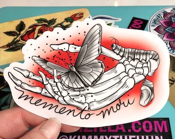 Autocollant en vinyle Memento Mori : art de la main squelette et du papillon
