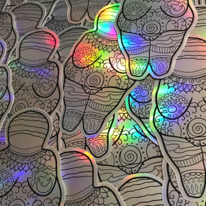 Puede incluir: Un mont&oacute;n de pegatinas hologr&aacute;ficas iridiscentes con un dibujo en blanco y negro de una figura humana estilizada con intrincados patrones. La figura est&aacute; en posici&oacute;n de pie con los brazos a los lados.