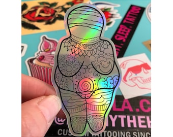 Holografische Venus Vrouw van Willendorf Sticker Laptop Sticker - Godin Sticker - Body Positive Art - Good Luck Charm - Body Positiviteit sticker