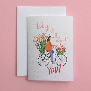 Oggi è tutto su di te / Celebrazione / Biglietto di auguri / Illustrazione / Ragazza / Bici / Fiori