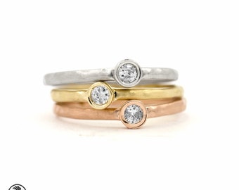 Anillo tricolor de diamantes, anillos apilables en conjunto de bisel, anillos tricolores de estilo orgánico, anillos tricolores de 14 quilates, bandas apilables, anillos martillados