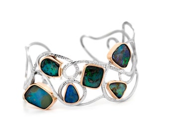 Opaal manchet, Opaal manchet in wit rosé goud, Boulder Opal manchet, tweekleurige gouden manchet, designer manchet met blauwgroene Boulder opalen, Opaal armband