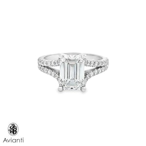 Anillo de compromiso con diamante cultivado en laboratorio de talla esmeralda y brazo dividido; está hecho de oro blanco de 14k.