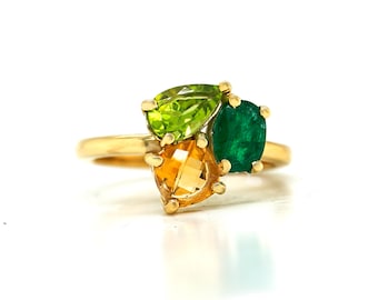 Anillo de esmeralda, peridoto y citrino: Oro amarillo de 14 quilates con múltiples piedras preciosas.
