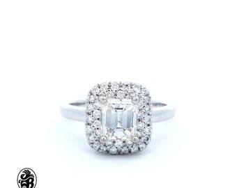 Anillo de compromiso con diamante talla esmeralda: halo de oro blanco de 14 quilates