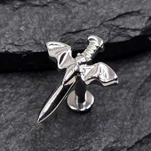 Titanio ASTM F136 sin rosca espada alas de murciélago vampiro parte posterior plana cartílago concha hélice plana Labret Tragus Piercing