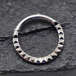 16g Titânio ASTM F136 Grau de Implante Micro Pirâmides Segmento Articulado Septo Hélice Piercing Cartilagem Daith Hoop Piercing Anel