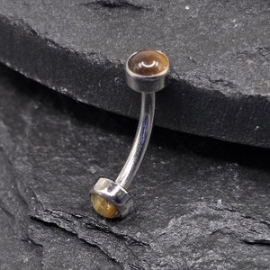 Barras curvas de titanio de 16 g, grado ASTM F136, con bisel roscado interno, piedra de ojo de tigre/perforación de ceja de torre